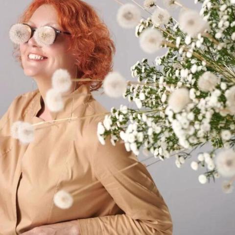 Retrato Natalia Zizko con ramo de flor blanca