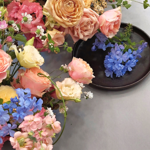 Composición floral con colores pastel