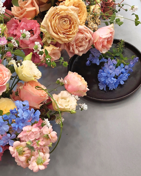 Composición floral garden style con colores pastel
