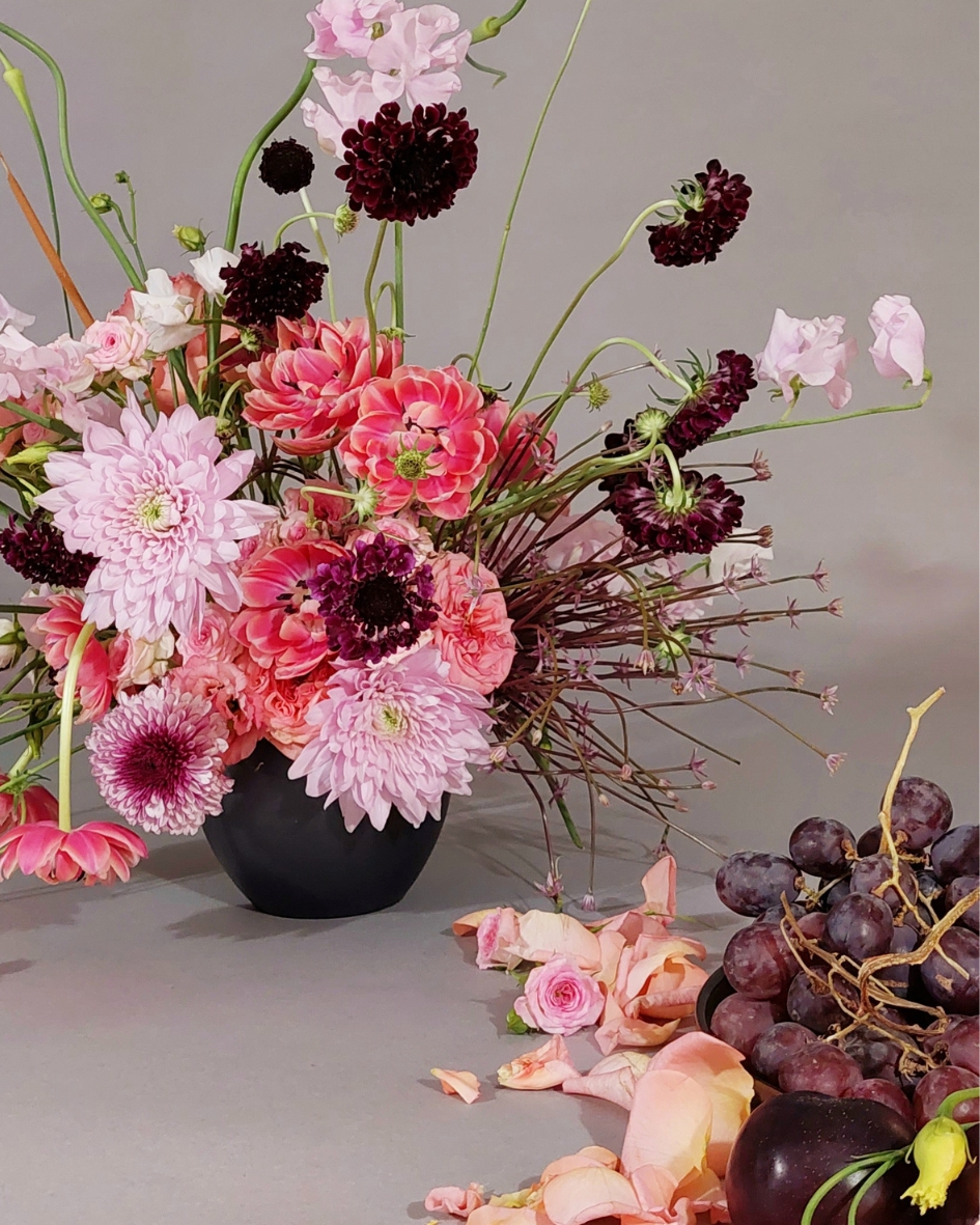 arreglo floral en estilo garden style con tonos rosas y granate