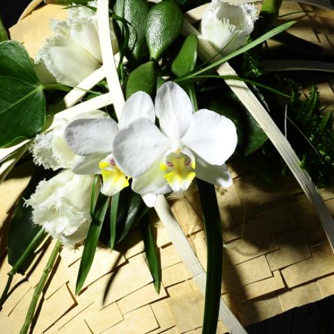 Diseño floral de ramo de novia con Orquídeas de Bart Hassam